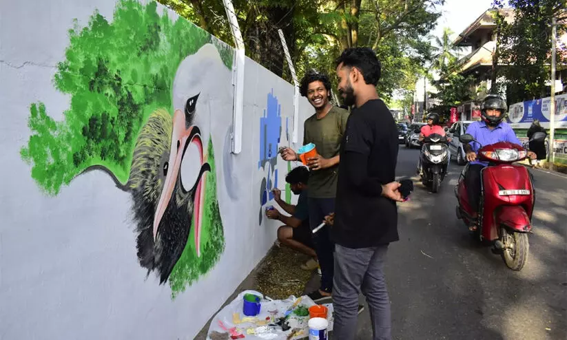 തൃപ്പൂണിത്തുറ അത്താഘോഷം; മാലിന്യ സംസ്കരണ ആശയം മുൻനിർത്തി ചുവരുകളിൽ ചിത്രരചനകൾ