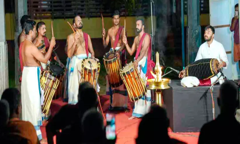 വിസ്മയം ചൊരിഞ്ഞ് മേളവാദ്യഘോഷം