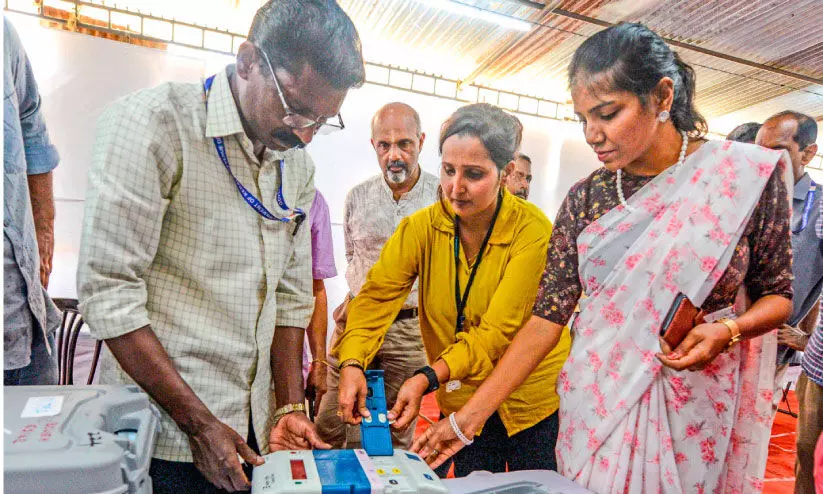 പു​തു​പ്പ​ള്ളി ഉ​പ​തെ​ര​ഞ്ഞെ​ടു​പ്പ്; വോട്ടു യന്ത്രങ്ങൾ പരിശോധിച്ചു