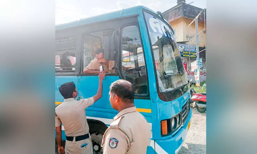 ബസുകളിൽ മിന്നൽ പരിശോധന; സർവിസ്​ മുടക്കി മുങ്ങി