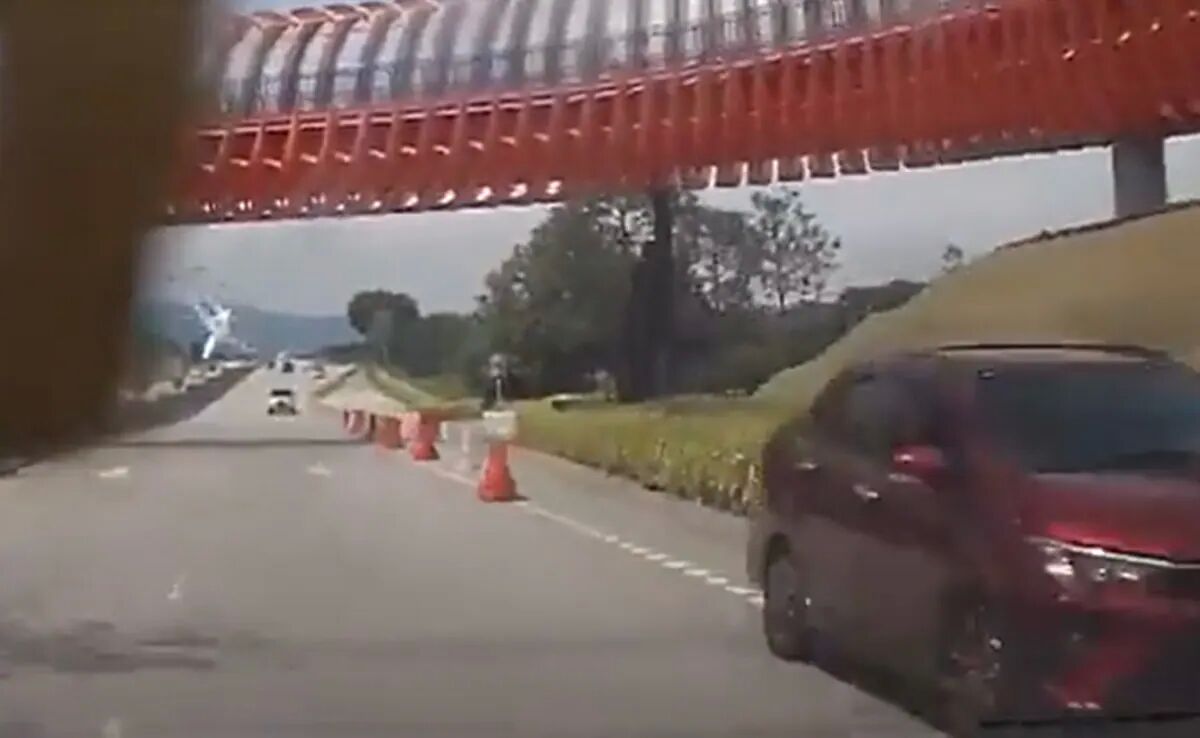 10 People Killed in Tragic Plane Crash on Malaysian Highway: Footage Caught on Dashcam