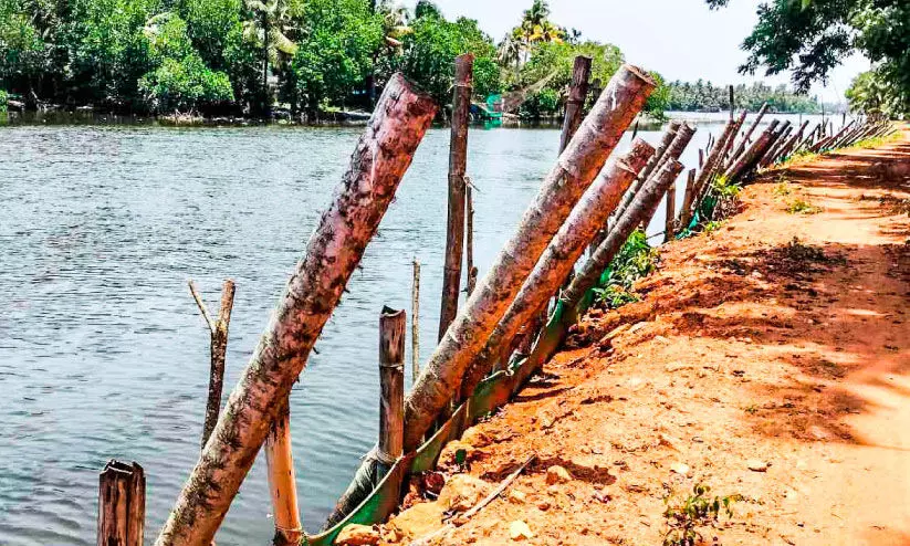 കരിങ്കൽഭിത്തി നിർമിച്ചില്ലെങ്കിൽ; വെളുത്തുള്ളി ബണ്ട് റോഡ്​ ഒലിച്ചുപോകുമെന്ന്​ ആശങ്ക