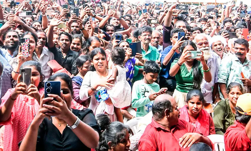 വെയിലിലും​ വാടാതെ രാജനഗരി; തൃപ്പൂണിത്തുറ അത്തച്ചമയം കാണാനെത്തിയത് പതിനായിരങ്ങള്‍