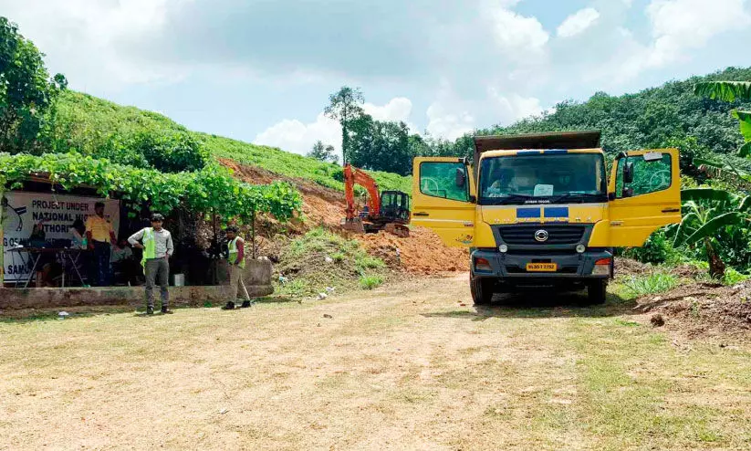 മലയിടിച്ച് മണ്ണ് കടത്താനുള്ള നീക്കം നാട്ടുകാർ തടഞ്ഞു