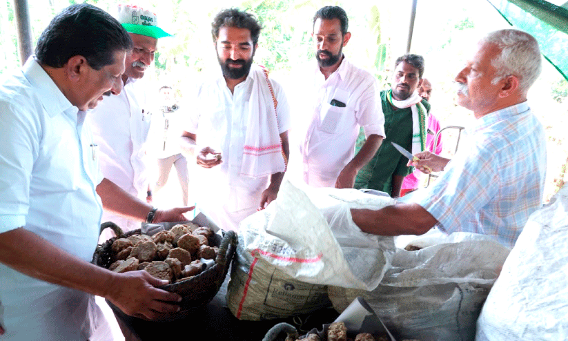 വോട്ടുചോദിച്ചും സെൽഫിയെടുത്തും ചാണ്ടി ഉമ്മൻ; തൊഴിലിടങ്ങൾ സന്ദർശിച്ച്​ ജെയ്ക്