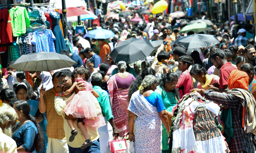 നഗരക്കാഴ്ചകളിലലിഞ്ഞ് ഉത്രാടപ്പാച്ചിൽ