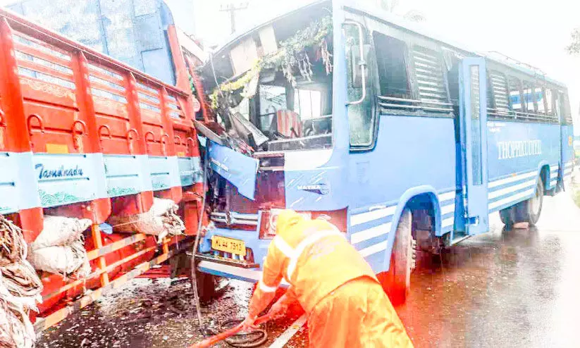 ബസും ലോറിയും കൂട്ടിയിടിച്ച് ആറുപേർക്ക് പരിക്ക്