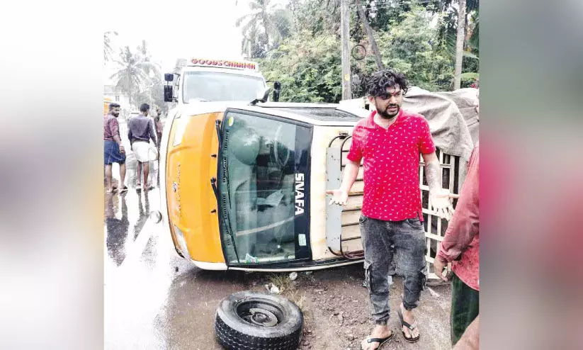 പാലക്കാട് - കോഴിക്കോട്  ദേശീയപാതയിൽ ടെംപോ മറിഞ്ഞു