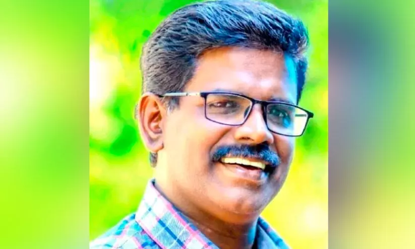 അ​റി​വും ആ​ശ​യ​ങ്ങ​ളും പ​ക​ർ​ന്ന്​ സു​ഗ​ത​ൻ മാ​ഷ്​ തി​ര​ക്കി​ലാ​ണ്​