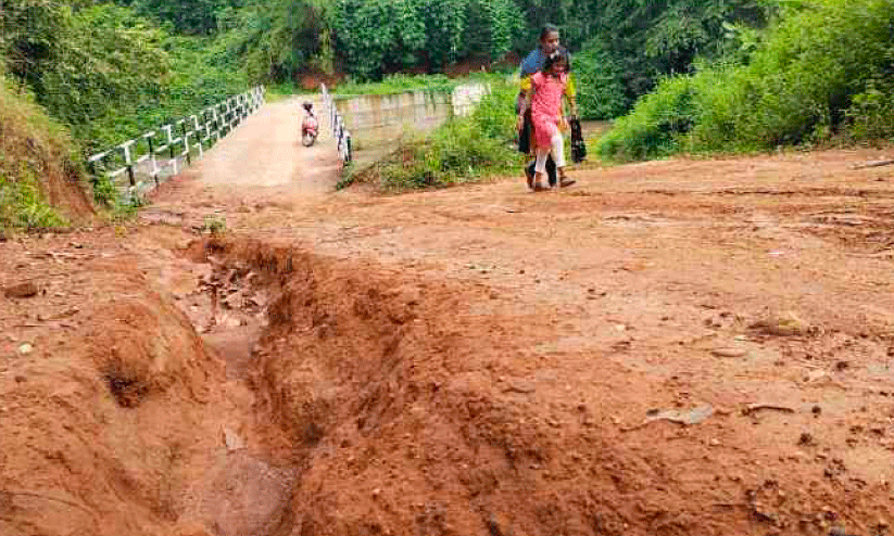 മഴവെള്ളം ഒഴുകിയിറങ്ങി; പ​ത്തു​പ​റ പാ​ല​ം അപ്രോച്ച് റോഡ് തകര്‍ന്നു