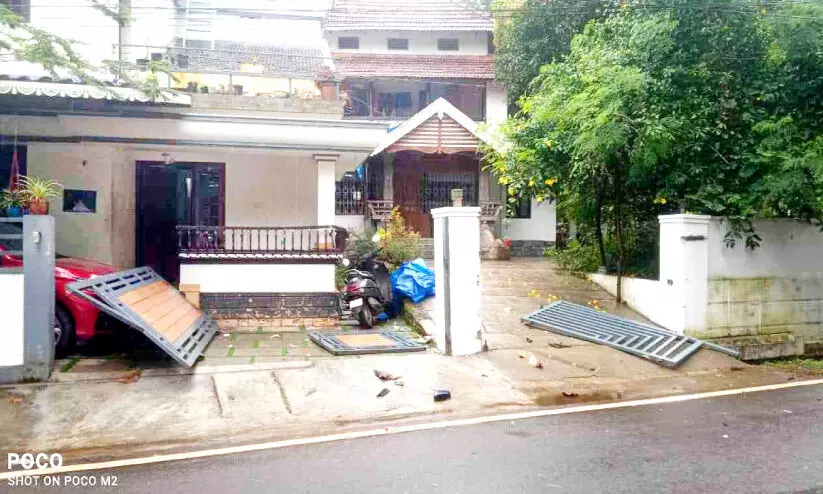 കാ​ർ നി​യ​ന്ത്ര​ണം​വി​ട്ട് വീ​ടി​നു​ള്ളി​ലേ​ക്ക് ഇ​ടി​ച്ചു​ക​യ​റി; വ​ൻ ദു​ര​ന്തം ഒ​ഴി​വാ​യി