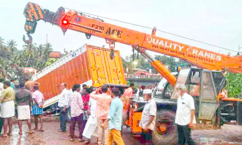 മാഹിപ്പാലത്ത് പുഴയിലേക്ക് ലോറി മറിഞ്ഞു