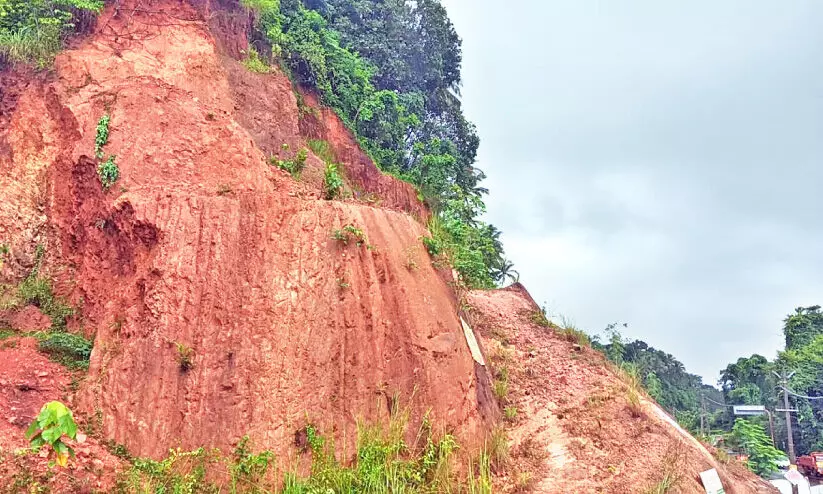 കനത്തമഴയിൽ ഇരിട്ടി കുന്ന് ഇടിയുന്നു