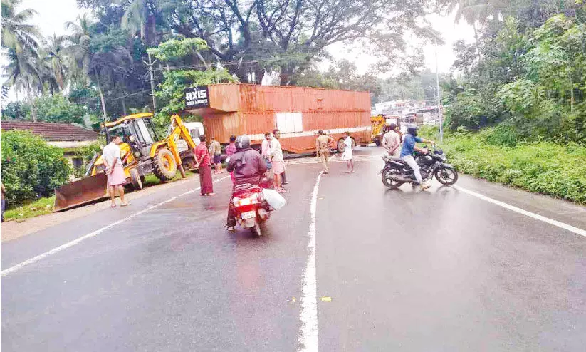 ക​ണ്ട​യ്ന​ർ ലോ​റി അ​പ​ക​ട​ത്തി​ൽ വീ​ടി​ന്റെ മു​ൻ​ഭാ​ഗം ത​ക​ർ​ന്നു; ഗ​താ​ഗ​തം സ്തം​ഭി​ച്ചു