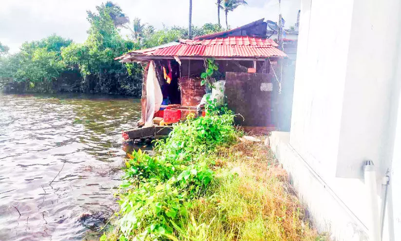 ചെമ്മീൻ കെട്ടിന്‍റെ ഓരം സംരക്ഷിക്കുന്നതിൽ ഉടമകളുടെ അനാസ്ഥ; കിടപ്പാടം ഒലിച്ചു പോകൽ ഭീഷണിയിൽ കുടുംബങ്ങൾ