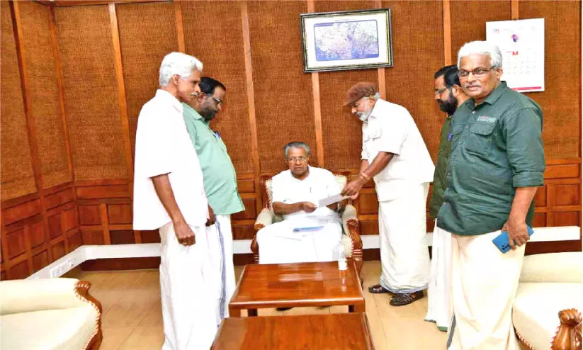 ചന്തേര റെയിൽവേ മേൽപാലം: മുഖ്യമന്ത്രിക്ക് നിവേദനം നൽകി