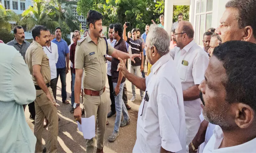 അലിൻഡിൽനിന്ന്​ സാധനങ്ങൾ കൊണ്ടുപോകുന്നതിനെച്ചൊല്ലി സംഘർഷം