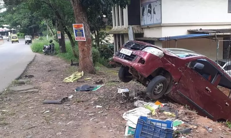 നിയന്ത്രണംവിട്ട കാറിടിച്ച് വഴിയോര കച്ചവടക്കാരന് ഗുരുതര പരിക്കേറ്റു