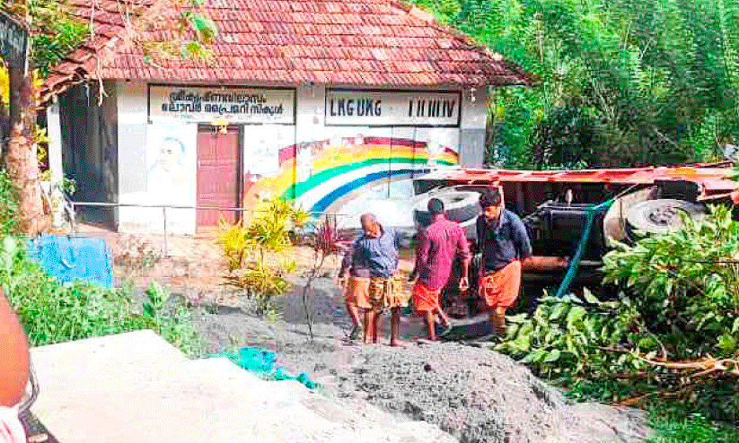 ടിപ്പർ ലോറി സ്കൂൾ മുറ്റത്തേക്ക് മറിഞ്ഞു; ദുരന്തം ഒഴിവായി