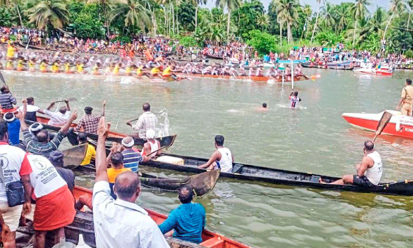 നീ​രേ​റ്റു​പു​റം ജ​ലോ​ത്സ​വ​ത്തി​ൽ ത​ല​വ​ടി ചു​ണ്ട​ൻ ഒ​ന്നാം സ്ഥാ​ന​ത്ത്​ ഫി​നി​ഷ് ചെ​യ്യു​ന്നു