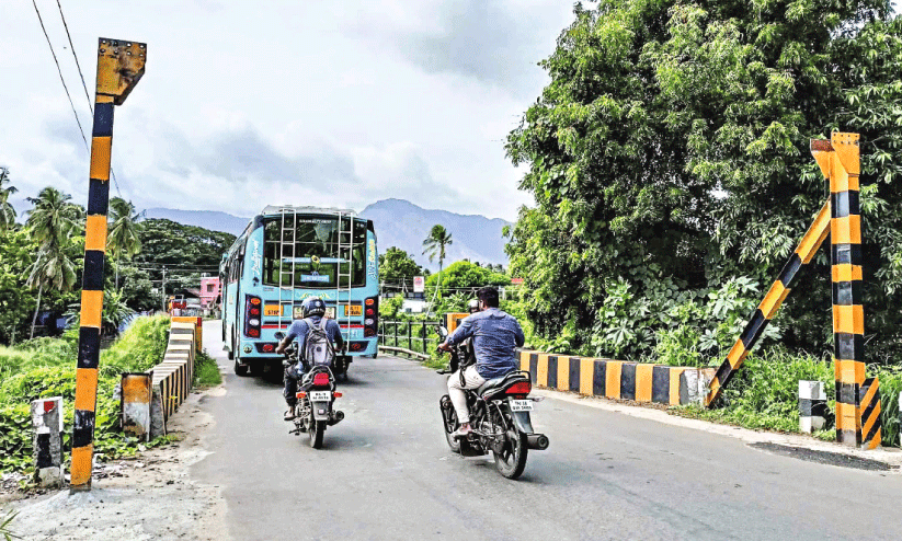 ബാ​റി​യ​റു​ക​ൾ ത​ക​ർ​ന്ന ഊ​ട്ട​റ പാ​ലം