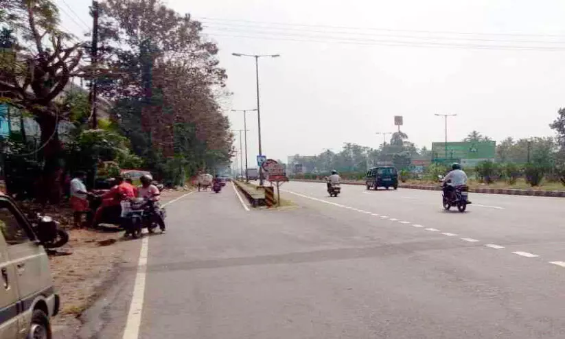 പോ​ട്ട സു​ന്ദ​രി​ക​വ​ല മു​ത​ൽ ആ​ശ്ര​മം ജ​ങ്ഷ​ൻ വ​രെ: സ​ർ​വി​സ് റോ​ഡ് വീ​തി​കൂ​ട്ടും