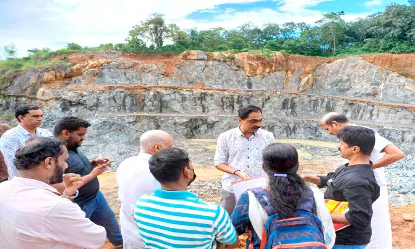 അ​ന​ധി​കൃ​ത ഖ​ന​നം:  ഒ​രു​ക്കാ​ൽ കു​ന്ന് ക്വാ​റി​യി​ൽ ജി​യോ​ള​ജി പ​രി​ശോ​ധ​ന