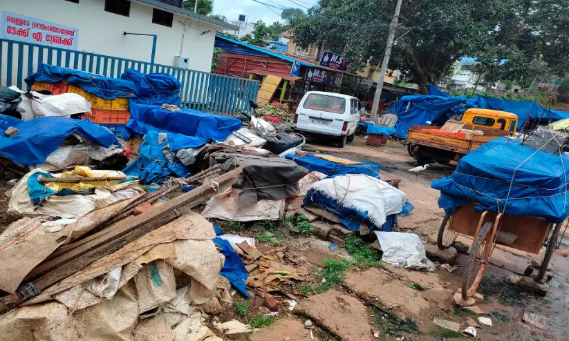 ചന്തയിൽ കയറാനാകാതെ മത്സ്യ ലോറികൾ; മ​ത്സ്യം ഇ​റ​ക്ക്​ റോ​ഡി​ൽ