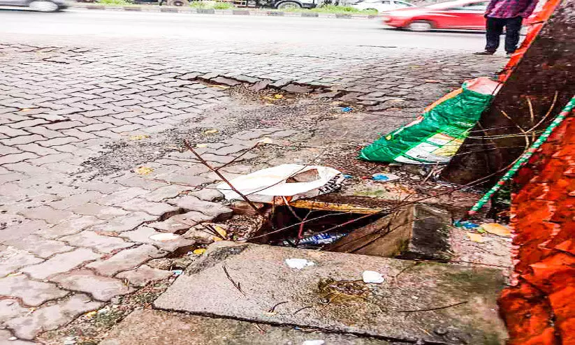 ജനത്തിന്​ ദുരിതമായി തകർന്ന നടപ്പാതയും തുറന്ന കാനയും