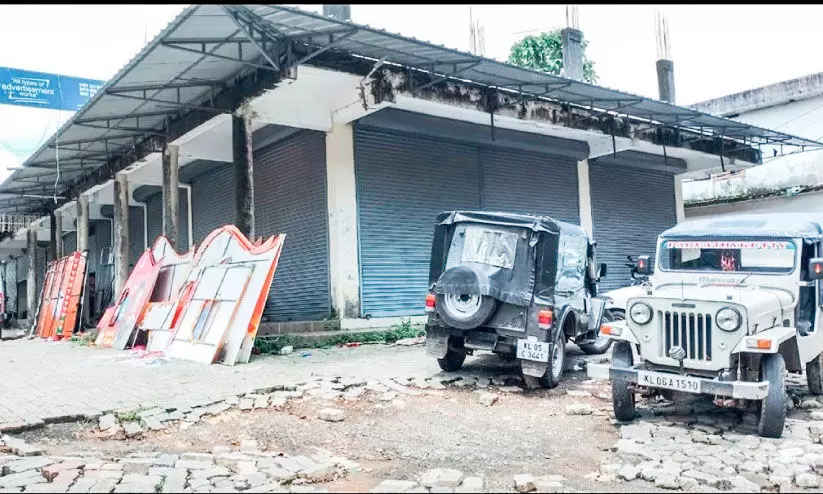 ആർക്കും വേണ്ടാതെ ഈ​രാ​റ്റു​പേ​ട്ട മാർക്കറ്റ്​ കെട്ടിടം