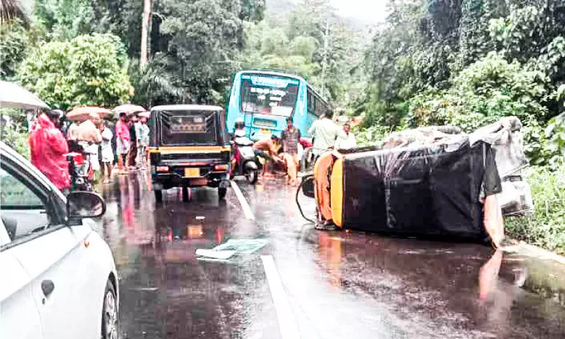 സ്വകാര്യ ബസ് മൂന്ന്​ വാഹനങ്ങളിലേക്ക് ഇടിച്ചുകയറി; എട്ടു പേർക്ക് പരിക്ക്