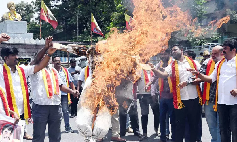 കാ​വേ​രി ന​ദീ ജ​ലം: ക​ർ​ണാ​ട​ക ര​ക്ഷ​ണ വേ​ദി​കെ പ്ര​വ​ർ​ത്ത​ക​ർ പ്രതിഷേധിച്ചു