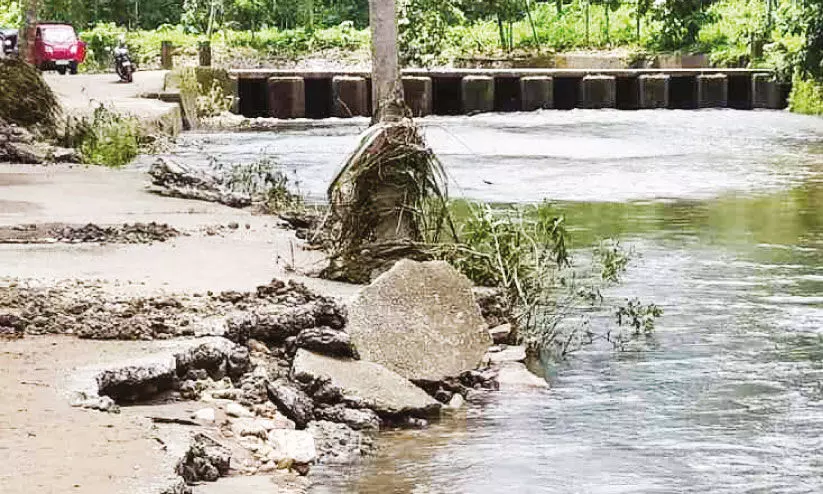 പേമാരി: പാലക്കയക്കത്തും മൂന്നേക്കറിലും വൻ നാശം; നി​ര​വ​ധി വീ​ടു​ക​ളും റോ​ഡു​ക​ളും ത​ക​ർ​ന്നു