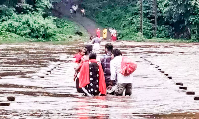 കുറുമ്പൻമൂഴി കോസ്‌വേ; മറുകര കടക്കുന്നത്   ജീവൻ പണയംവെച്ച്