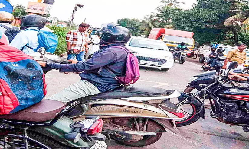 ദേശീയപാത ഗതാഗതക്കുരുക്ക്​ പൊലീസിനെ നിയോഗിക്കണമെന്ന്​ ആവശ്യം