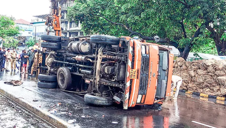 ലോറി മറിഞ്ഞു; പാലാരിവട്ടം ബൈപാസിൽ ‘ബ്ലോക്കോടു ബ്ലോക്ക്’