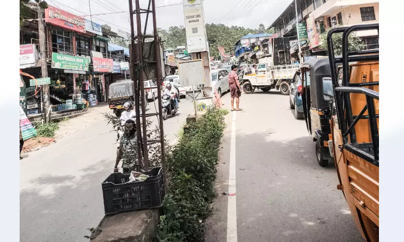 ഗതാഗതക്കുരുക്കിൽ വലഞ്ഞ് ആനച്ചാൽ