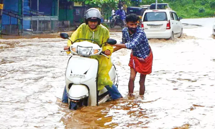 തോ​രാ മ​ഴ; മ​ഞ്ചേ​രി-​നി​ല​മ്പൂ​ർ റോ​ഡി​ൽ വെ​ള്ള​ക്കെ​ട്ട്