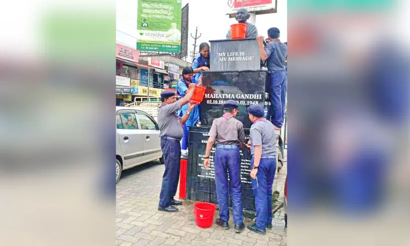 അസംപ്ഷൻ സ്കൗട്ട് ആൻഡ് ഗൈഡ് വിദ്യാർഥികൾ ഗാന്ധി പ്രതിമ ശുചിയാക്കുന്നു