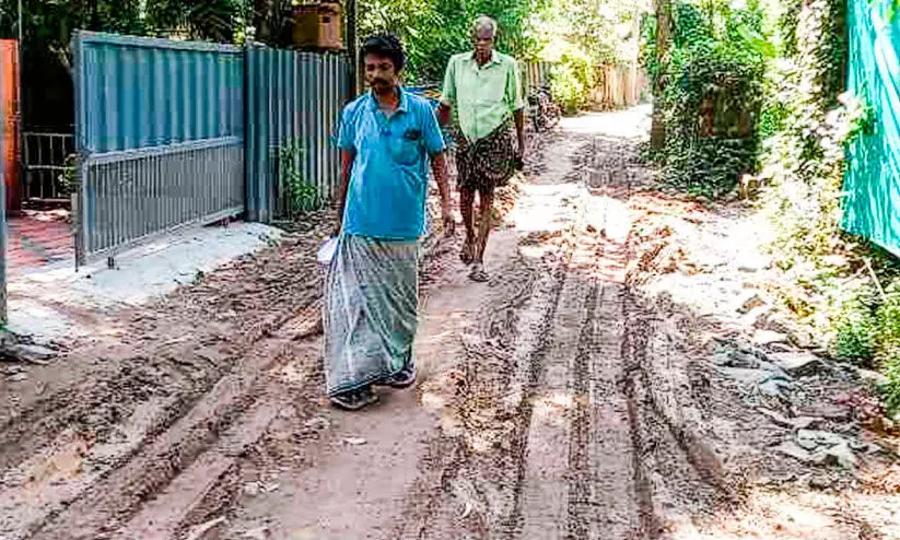 വൈക്കം-ടി.വി പുരം റോഡ് സഞ്ചാരയോഗ്യമല്ലാതായി; നവീകരണത്തിൽ അപാകത