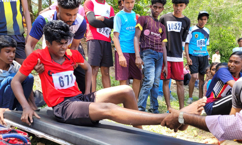 കാൽപാദം പൊട്ടി കായികതാരം നിലത്തുകിടന്നത് രണ്ടു മണിക്കൂർ