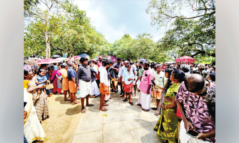 ആ​ചാ​ര​ത്ത​നി​മ​യി​ൽ പോ​ത്തോ​ട്ടോ​ണം