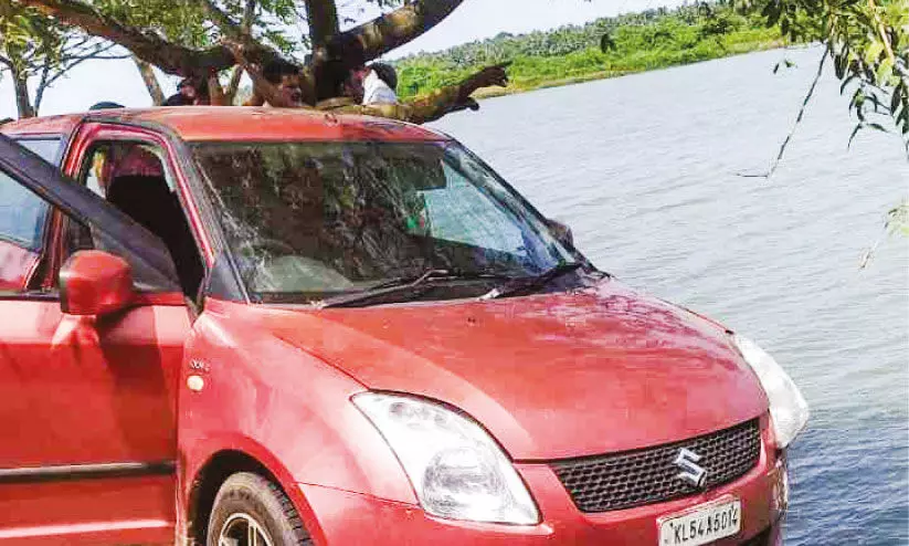 സം​ര​ക്ഷ​ണ ഭി​ത്തി​യി​ല്ല, അ​ശ്ര​ദ്ധ​മാ​യ ഡ്രൈ​വി​ങ്ങും; ക​ർ​മ റോ​ഡി​ൽ അ​പ​ക​ടം പ​തി​വ്