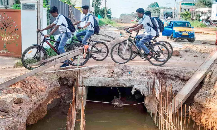 കാന നിർമാണത്തിന്​ റോഡ് വെട്ടിപ്പൊളിച്ചു; പ്രദേശവാസികൾ നികത്തി