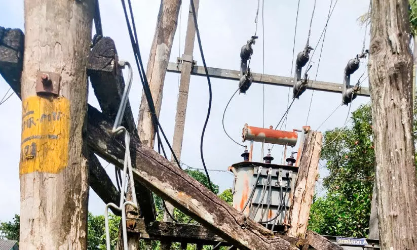 കൊച്ചറ മേഖലയിൽ ആടിയുലഞ്ഞ് വൈദ്യുതി തൂണുകൾ; വൻ അപകടസാധ്യത