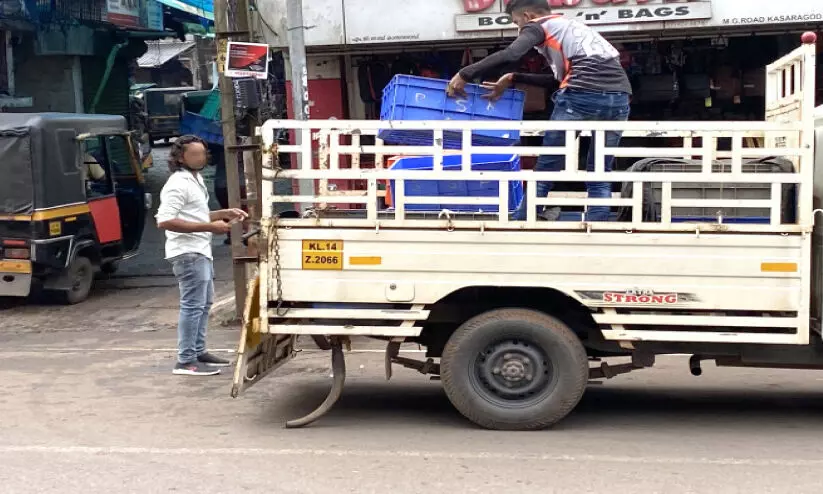 നിയമവിരുദ്ധമെന്നറിഞ്ഞിട്ടും എം.ജി റോഡിൽ മത്സ്യ കയറ്റിറക്ക്​ തുടരുന്നു