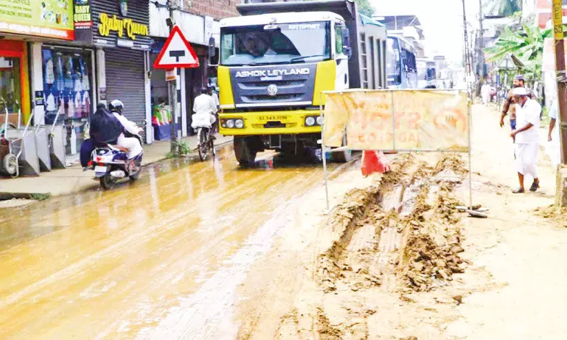 മണിക്കൂറുകളോളം ഗതാഗത സ്തംഭനം; കു​ണ്ടു​ക​ട​വ് ജ​ങ്ഷ​നി​ൽ  ‘ച​തി​ക്കു​ഴി’​യൊ​രു​ക്കി ജ​ൽ ജീ​വ​ൻ മി​ഷ​ൻ