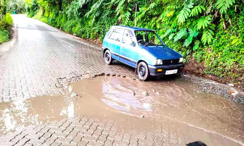 ശല്യാംപാറ വളവിലെ കുഴി അപകട ഭീഷണി ഉയർത്തുന്നു