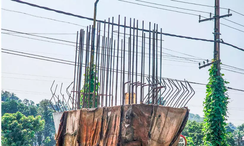 ഇരുമ്പുകമ്പികൾ തുരുമ്പെടുക്കുന്നു; മേൽപാലം നിർമാണം ഒച്ചിഴയും വേഗത്തിൽ