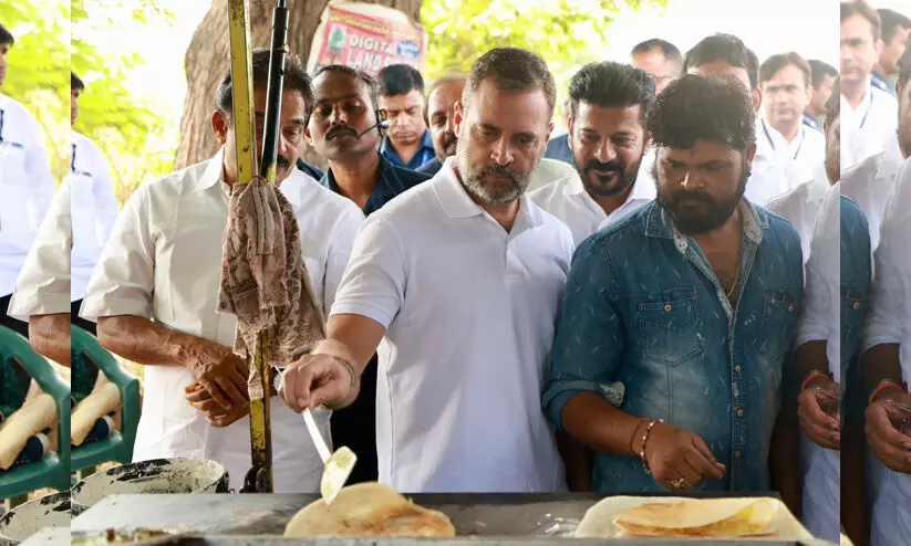 തട്ടുകടയിൽ ദോശയുണ്ടാക്കി, പാചകത്തിൽ ഒരു കൈ നോക്കി രാഹുൽ; ദൃശ്യങ്ങൾ വൈറൽ